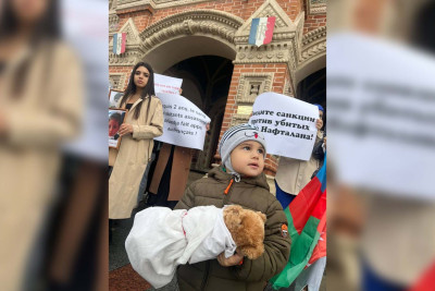 Fransanın Moskvadakı səfirliyi qarşısında azərbaycanlı qadın və uşaqların iştirakı ilə piket keçirilib