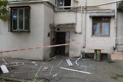 Bakıda yaşayış binasında partlayış olub, xəsarət alan var