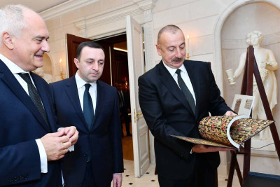 İlham Əliyev və İrakli Qaribaşvili “Qarabağ xanlığının irsi” sərgisi ilə tanış olublar