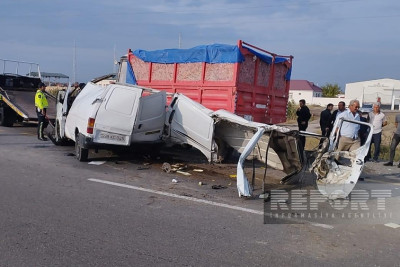 Kürdəmirdə mikroavtobus traktorla toqquşub