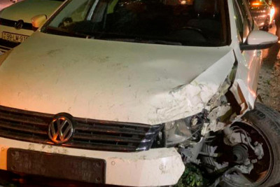 Bakıda avtomobil ağaclara çarpılıb, sərnişin xəsarət alıb