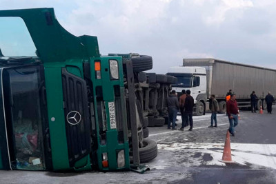 Şəmkirdə yük avtomobili aşıb, əhəng yola dağılıb