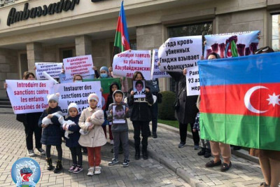 Bişkəkdəki Fransa səfirliyinin qarşısında həlak olmuş azərbaycanlı uşaqların şəkilləri ilə aksiya keçirilib