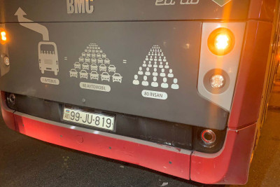 Səbaildə avtomobil “BakuBus”a çarpılıb