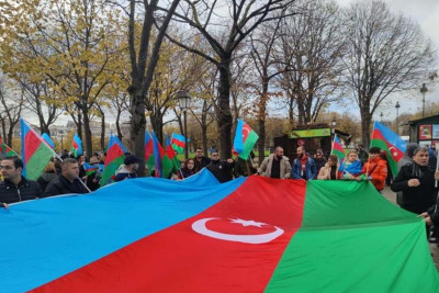 Azərbaycan diasporunun üzvləri Fransa Milli Assambleyasının qarşısında toplaşıblar