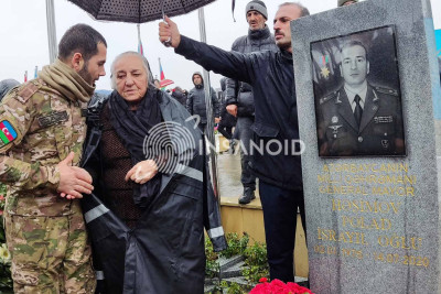 General-mayor Polad Həşimovun anası II Şəhidlər xiyabanını ziyarət edib