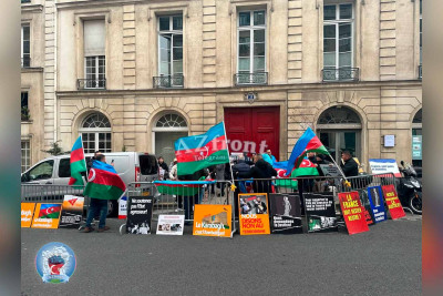 Представители азербайджанской диаспоры протестуют перед Сенатом Франции в Париже