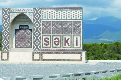 Şəkidə avtomobil ana və 7 yaşlı qızını vurub