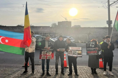 Azərbaycanlılar Moldovadakı Fransa səfirliyinin önündə aksiya keçiriblər