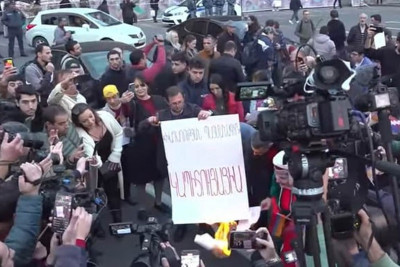 İrəvanda aksiya iştirakçıları Azərbaycanla “sülh müqaviləsi”ni nümayişkaranə yandırıblar