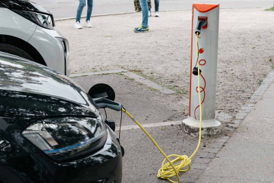 Elektromobillər üçün II və III səviyyə enerji doldurucuları idxal rüsumundan azad edilib