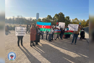 50-dən çox azərbaycanlı Fransa Senatının binası qarşısında aksiya keçirib