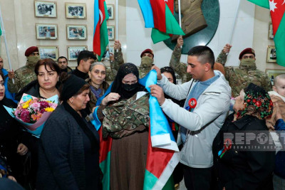 Sentyabr şəhidinin yeni doğulmuş körpəsi xəstəxanadan evə buraxılıb