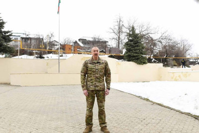 İlham Əliyev Füzulidə yeni hərbi hissədə yaradılan şəraitlə tanış olub