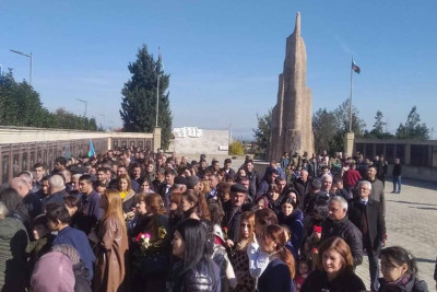 Şabranda insanlar Şəhidlər xiyabanına axın ediblər