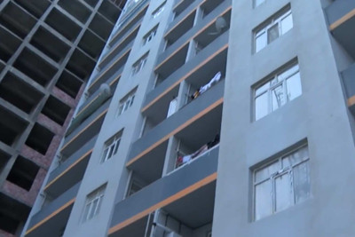 Sevgilisinin yanına gələn gənc lüt şəkildə özünü binadan atıb - FOTO