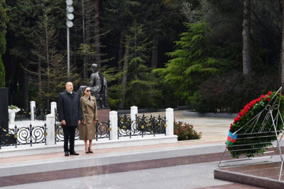 İlham Əliyev və Mehriban Əliyeva Heydər Əliyevin məzarını ziyarət ediblər