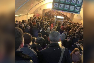 Bakı metrosunda sərnişin məsuliyyətsizliyi insan sıxlığına səbəb olub