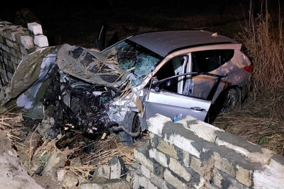 Şirvanda avtomobil hasara çarpıldı, sürücü xəsarət aldı