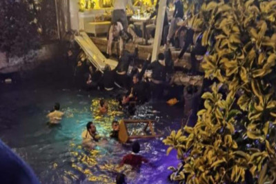 İstanbulda restoranın terrası çöküb, müştərilər dənizə düşüblər