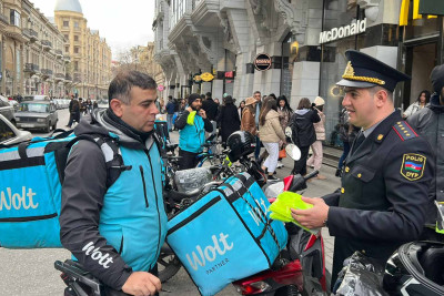 Moped və velosiped sürücülərinə işıqqaytarıcı jiletlər paylanılıb