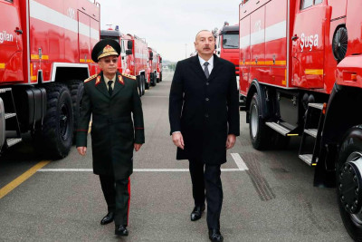 İlham Əliyev yeni alınmış xüsusi təyinatlı texnikalar və təcili tibbi yardım avtomobilləri ilə tanış olub