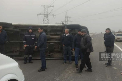 Şəmkirdə təcili tibbi yardım avtomobili aşıb
