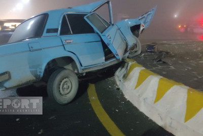 Qaxda avtomobil beton maneəyə çarpılıb, xəsarət alanlar var