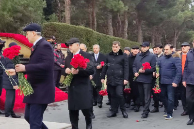 Vasif Talıbovun oğlu Şəhidlər xiyabanını ziyarət edib