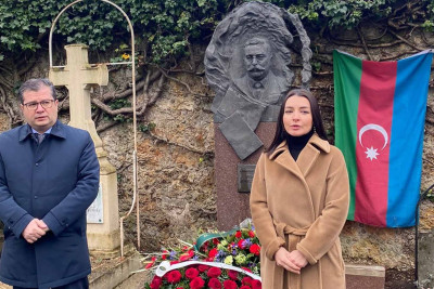 Leyla Abdullayeva 20 Yanvar günündə Parisdə Topçubaşovun məzarını ziyarət edib