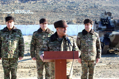 Zakir Həsənov Quru Qoşunların tank və artilleriya hərbi hissələrində olub