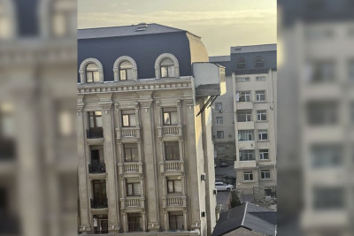Bakıda binanın mansardında tikilən əlavə balkon sökülür