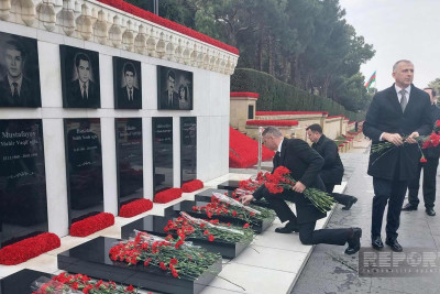 Ukrayna səfiri Şəhidlər xiyabanını ziyarət edib