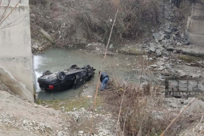 Şəkidə iki avtomobil toqquşub, biri çaya düşüb