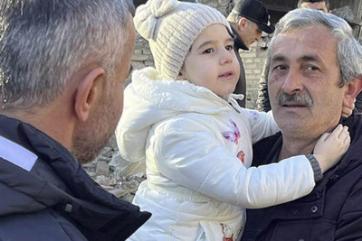 Qurban Qurbanov Gəncə terrorunda ailəsini itirən Nilayla görüşdü
