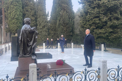 Sergey Lavrov Fəxri xiyabanı və Şəhidlər xiyabanını ziyarət edib