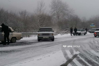 Qəbələdə yollar buz bağlayıb, maşınların hərəkətində ləngimələr var