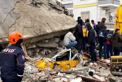 Xilasedicilərimiz Türkiyədə Azərbaycan bulvarı küçəsində dağıntılar altında qalmış 6 nəfərin meyitini çıxarıblar
