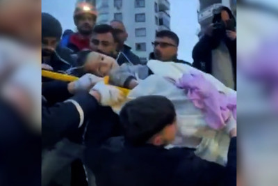 Türkiyədə dağılan binanın altından 7 yaşlı uşaq xilas edilib
