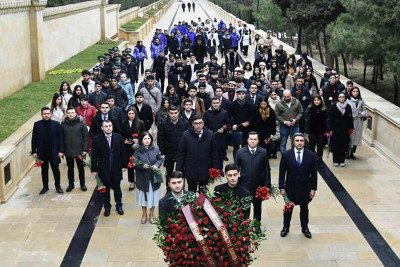 Gənclər Günü münasibətilə Fəxri xiyaban və Şəhidlər xiyabanı ziyarət olunub