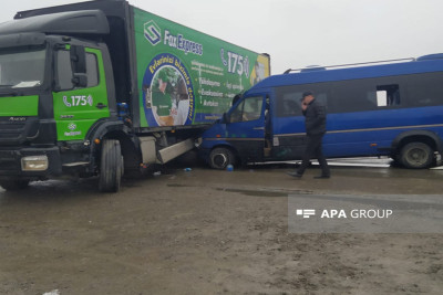 Sabirabadda mikroavtobus “TIR”la toqquşub: yaralılar var