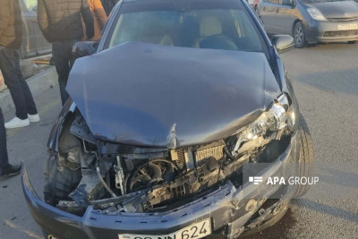 Bakıda "Range Rover"lə "Opel" toqquşub, polis xəsarət alıb