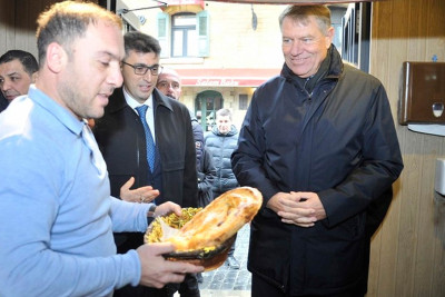Rumıniya Prezidenti İçərişəhərdə təndir çörəyi yeyib