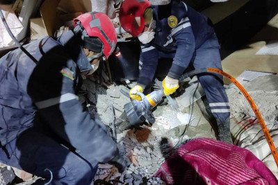 Azərbaycan xilasediciləri dağıntılar altından 53 nəfəri sağ çıxarıblar