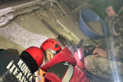 Ata dağıntılar altında qalan körpəsini xilas etmək üçün qolunu kəsdirdi