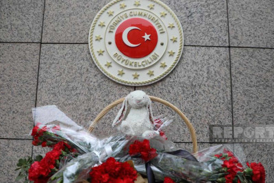 Azərbaycan vətəndaşları Bakıdakı Türkiyə səfirliyinin qarşısında zəlzələ qurbanlarını anırlar