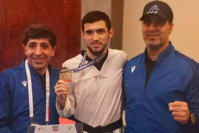 Azərbaycan taekvondoçusu Türkiyədə Himnimizi səsləndirib