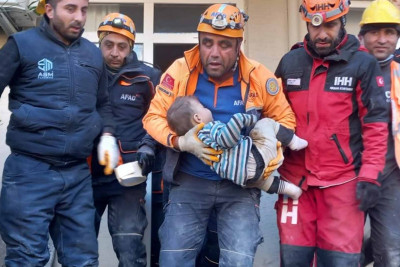 Hatayda körpə 78 saat sonra dağıntılar altından sağ çıxarılıb