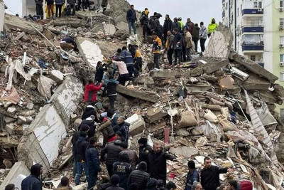 Türkiyədə zəlzələdə uçan binalardakı çatışmazlıqlara görə 8 nəfər həbs edilib
