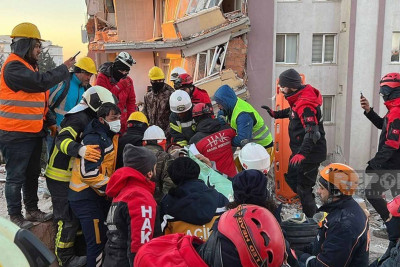 Kahramanmaraşda 42 yaşlı qadın 222 saatdan sonra dağıntılar altından xilas edilib